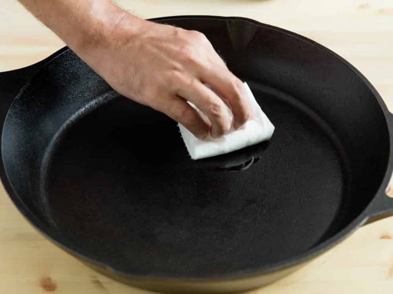 How To Make A Cast Iron Skillet Non Stick Easy 5 Steps Topcellent 3090